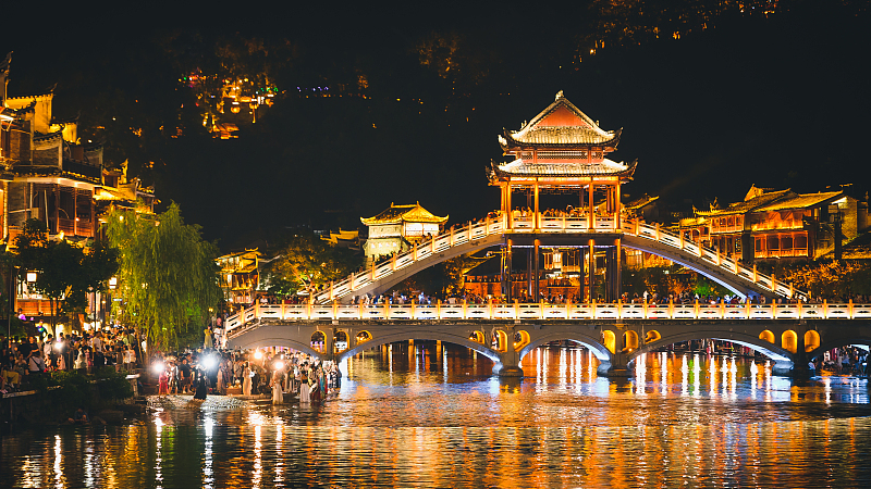 Η ιστορικ? π?λη Φενγκχου?νγκ φωτ?στηκε τη ν?χτα