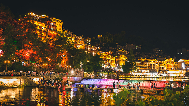 Η ιστορικ? π?λη Φενγκχου?νγκ φωτ?στηκε τη ν?χτα