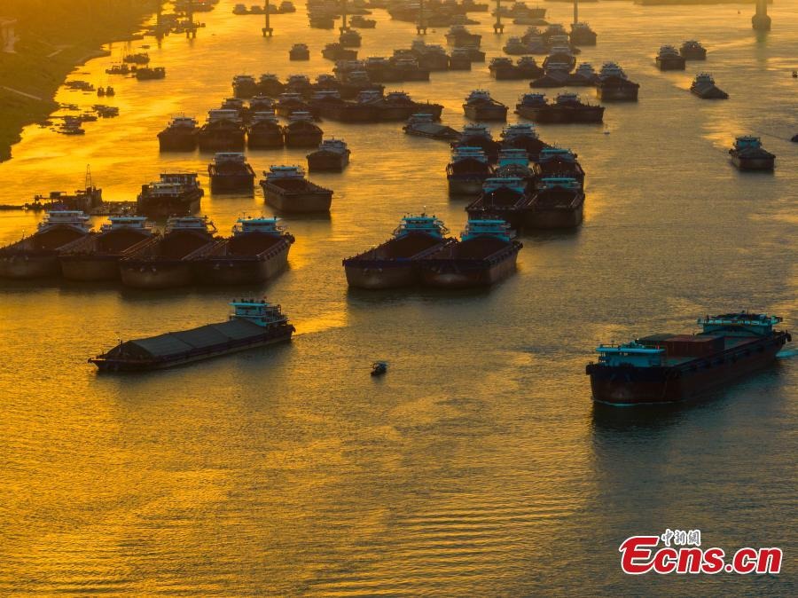 Η λ?μψη τη? ανατολ?? π?νω απ? τον ποταμ? Σιτζι?νγκ