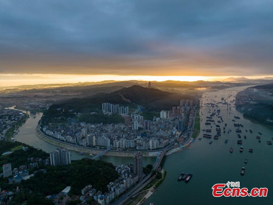 Η λ?μψη τη? ανατολ?? π?νω απ? τον ποταμ? Σιτζι?νγκ