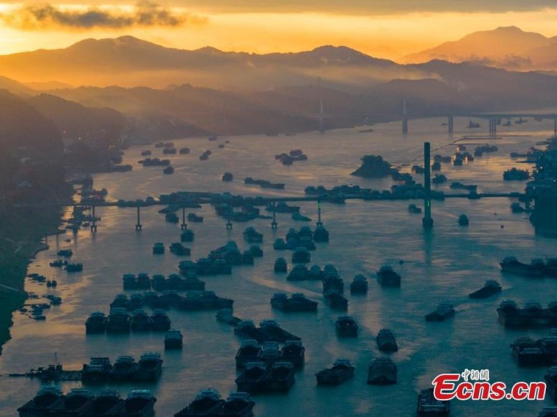 Η λ?μψη τη? ανατολ?? π?νω απ? τον ποταμ? Σιτζι?νγκ