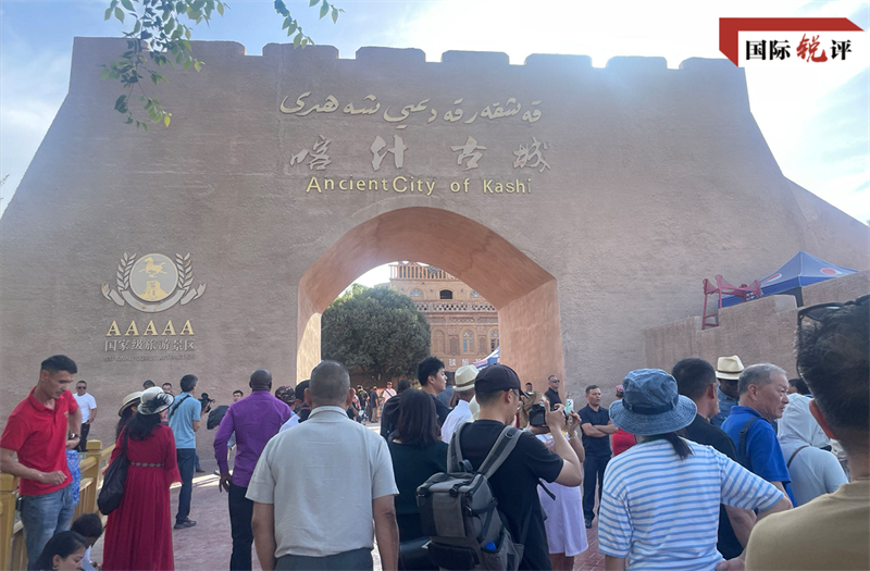 Οι ξ?νοι απεσταλμ?νοι επισκ?πτονται τη δι?σημη αρχα?α π?λη Κασγκ?ρ στο Σιντζι?νγκ. (Φωτογραφ?α:  )