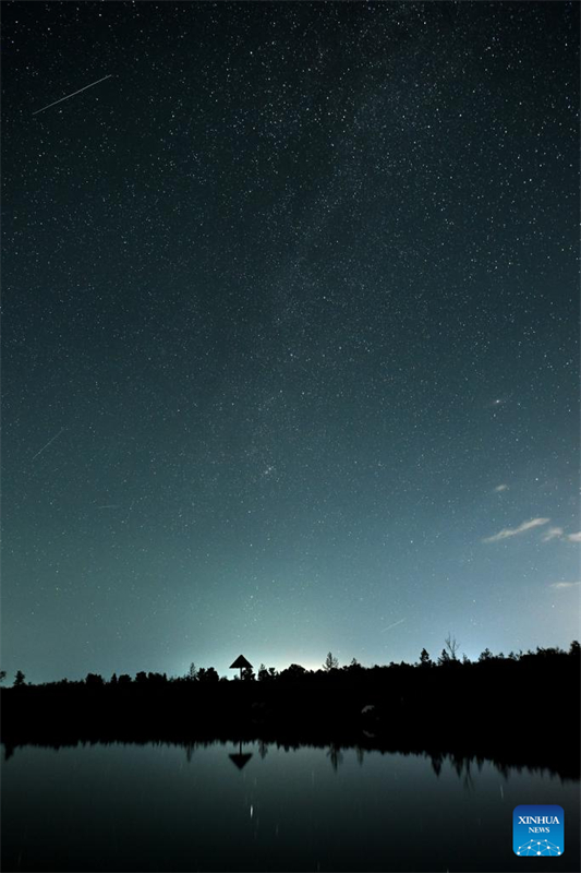 Οι Περσε?δε? π?νω απ? την Λ?μνη Χαμπ? στην ΒΔ Κ?να