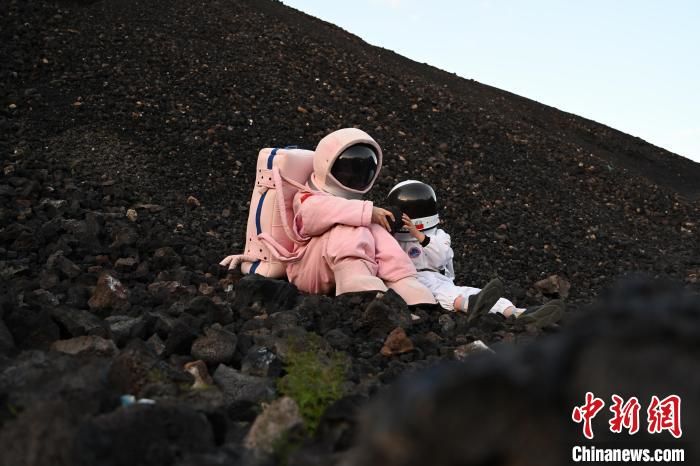 Σαν να βρ?σκονται σε εξωγ?ινο πλαν?τη: Τουρ?στε? περιηγο?νται στο Ηφαιστειακ? Σ?μπλεγμα του Ουλ?ν Χατ?ρ με “διαστημικ? στολ?”