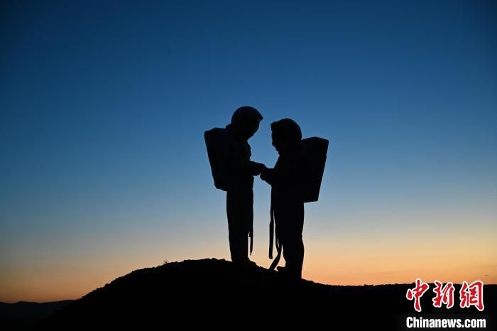 Σαν να βρ?σκονται σε εξωγ?ινο πλαν?τη: Τουρ?στε? περιηγο?νται στο Ηφαιστειακ? Σ?μπλεγμα του Ουλ?ν Χατ?ρ με “διαστημικ? στολ?”