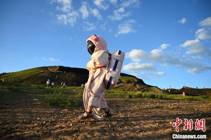 Σαν να βρ?σκονται σε εξωγ?ινο πλαν?τη: Τουρ?στε? περιηγο?νται στο Ηφαιστειακ? Σ?μπλεγμα του Ουλ?ν Χατ?ρ με “διαστημικ? στολ?”