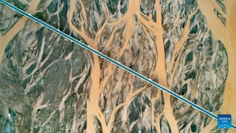 Γεωγραφικ? θα?μα στην περιοχ??των πηγ?ν του ποταμο? Γιανγκτσ? στην επαρχ?α Τσινγκχ?? τη? βορειοδυτικ?? Κ?να?