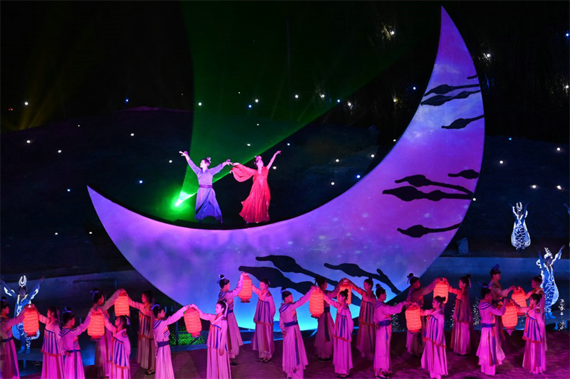 Συναρπαστικ?? παραστ?σει? φ?ρνουν στο κοιν? τον πολιτισμ? του Ντουνχου?νγκ