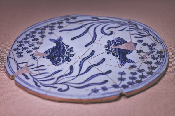 Συναρμολογ?ντα? ?να πολ?τιμο παρελθ?ν απ? πορσελ?νη