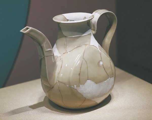 Συναρμολογ?ντα? ?να πολ?τιμο παρελθ?ν απ? πορσελ?νη