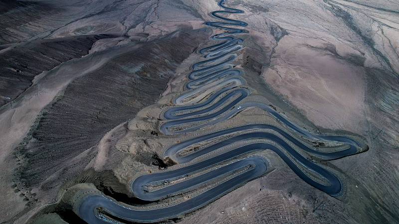 ?να? δρ?μο? με 600 στροφ?? σαν δρ?κο? στο Σιντζι?νγκ