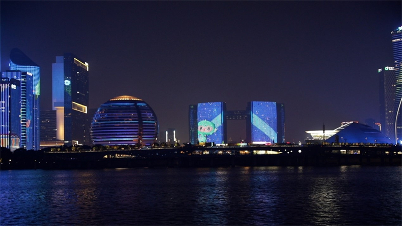 Οι μασκ?τ των Ασιατικ?ν Αγ?νων Χανγκτζ?ου εμφαν?ζονται αν?μεσα στα κτ?ρια. (Φωτογραφ?α: Λα?κ? Καθημεριν? Ον-λ?ιν / Wang Jing)