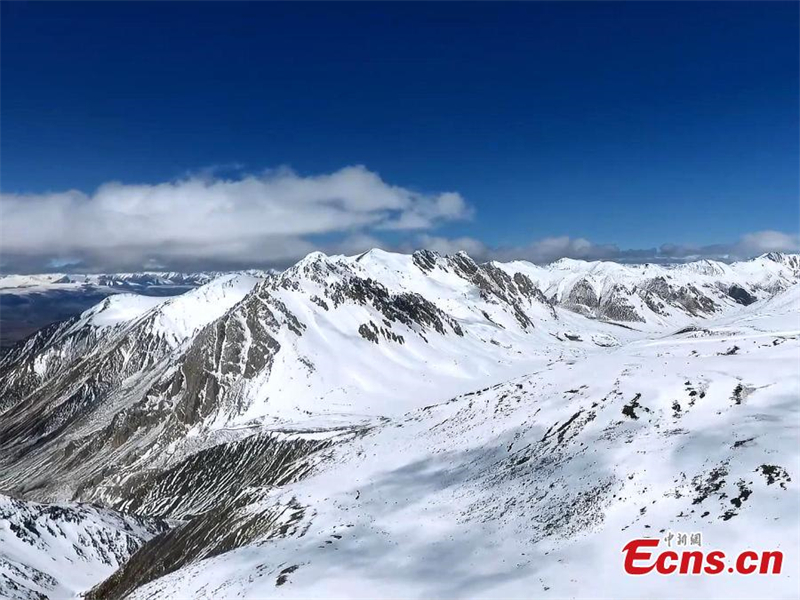 Ανατολ? του ηλ?ου στην χιονισμ?νη κορυφ? Γκανγκσικ? στο Τσινγκχ?ι