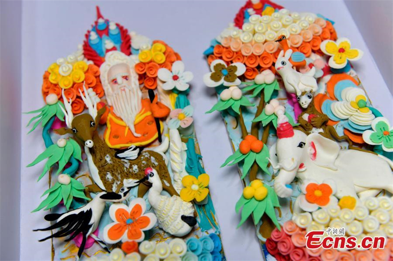 Βουτυρ?νια γλυπτ? για το Ν?ο ?το? στο Θιβ?τ