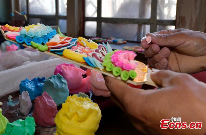 Βουτυρ?νια γλυπτ? για το Ν?ο ?το? στο Θιβ?τ