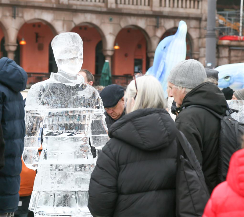 ?νοιξε η ?κθεση γλυπτ?ν π?γου και χρωματιστ?ν φαναρι?ν ?Γεια σου! Κ?να?, με γλυπτ? απ? π?γο και χρωματιστ? φαναρ?κια. (Φωτογραφ?α / Xinhua)