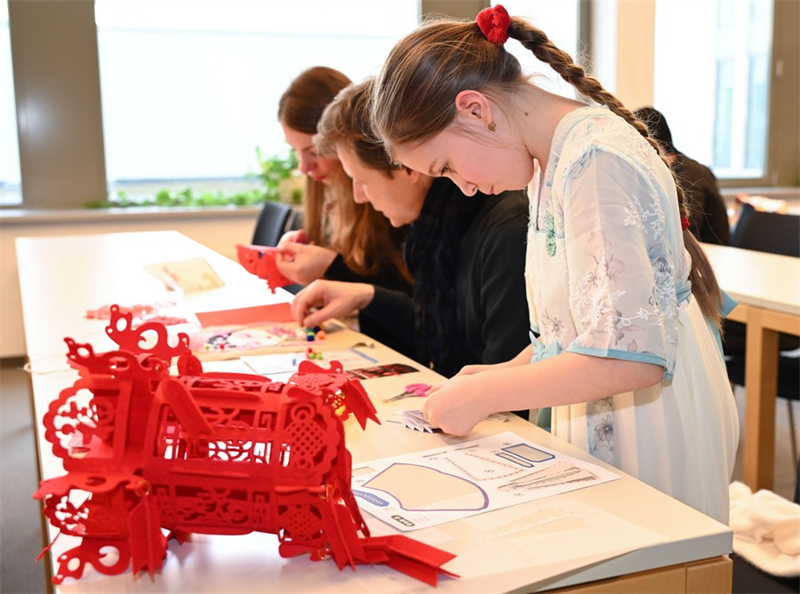 Πολ?τε? φτι?χνουν χειροτεχν?ε? κατ? τη δι?ρκεια του εορτασμο? του Φεστιβ?λ των Φαναρι?ν στο Κινεζικ? Πολιτιστικ? Κ?ντρο του Βερολ?νου, στην Γερμαν?α, στι? 24 Φεβρουαρ?ου. (Φωτογραφ?α / Xinhua)