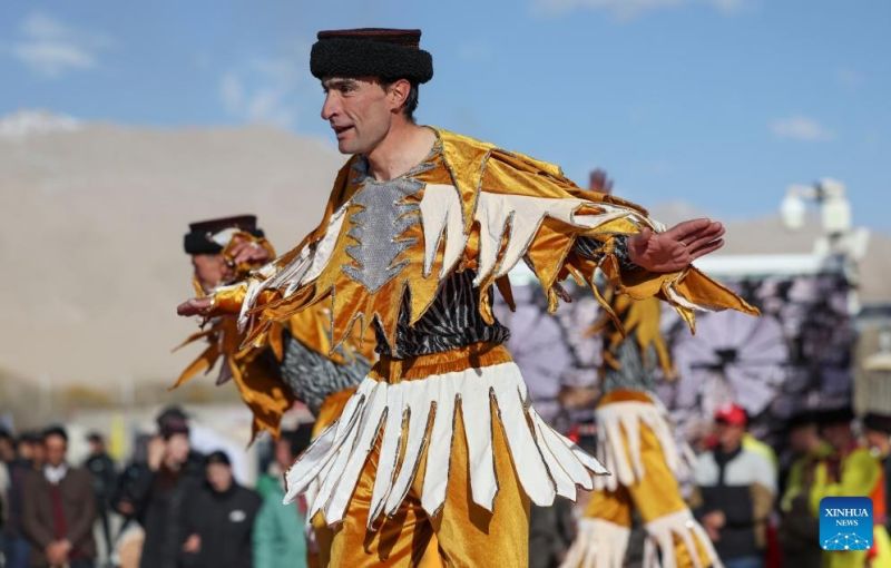 ?νθρωποι στην επαρχ?α Σιντζι?νγκ γιορτ?ζουν το φεστιβ?λ τη? σπορ?? και τη? ?ντληση? νερο?