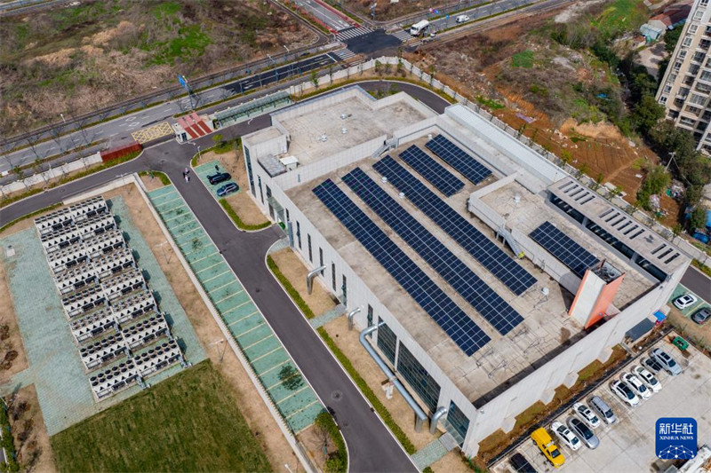 Επ?σκεψη στην κινεζικo-γαλλικ? π?λη οικολογικ?? επ?δειξη? τη? π?λη? Γουχ?ν