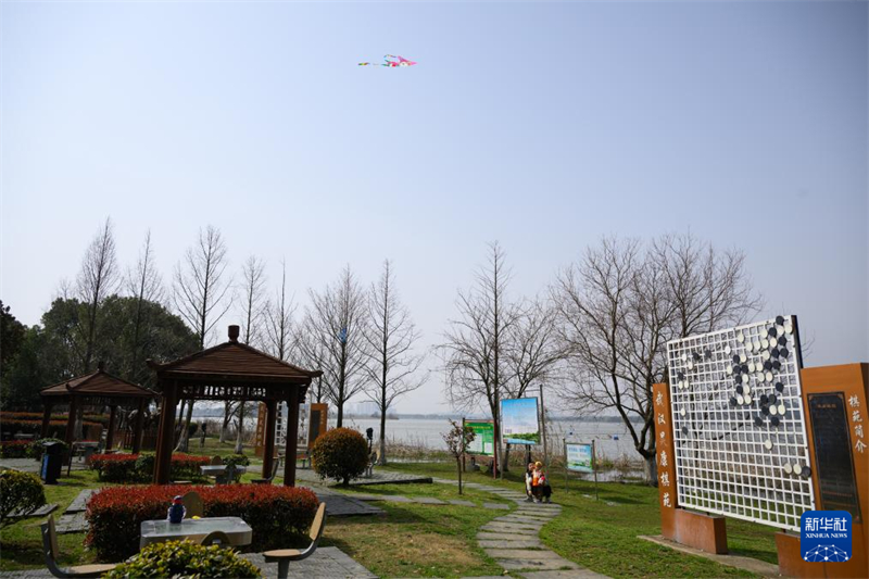 Επ?σκεψη στην κινεζικo-γαλλικ? π?λη οικολογικ?? επ?δειξη? τη? π?λη? Γουχ?ν