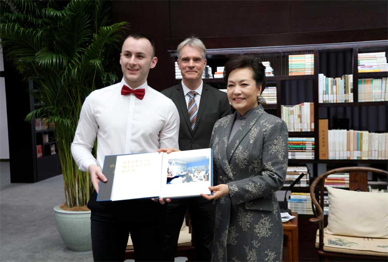 Η Πενγκ προτρ?πει γερμανικ? χορωδ?α να χρησιμοποι?σει τη μουσικ? ω? γ?φυρα