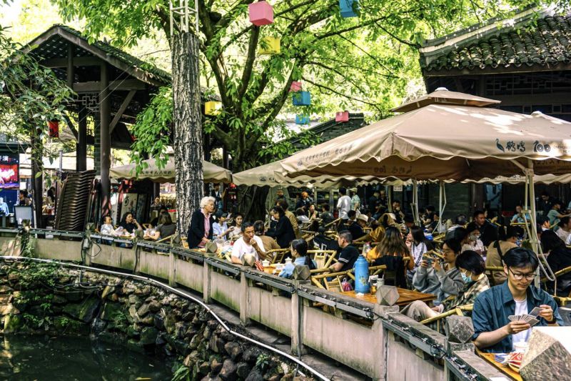 Πολ?τε? χαλαρ?νουν και απολαμβ?νουν τσ?ι στο π?ρκο. (Φωτογραφ?α / Λα?κ? Καθημεριν? Online)