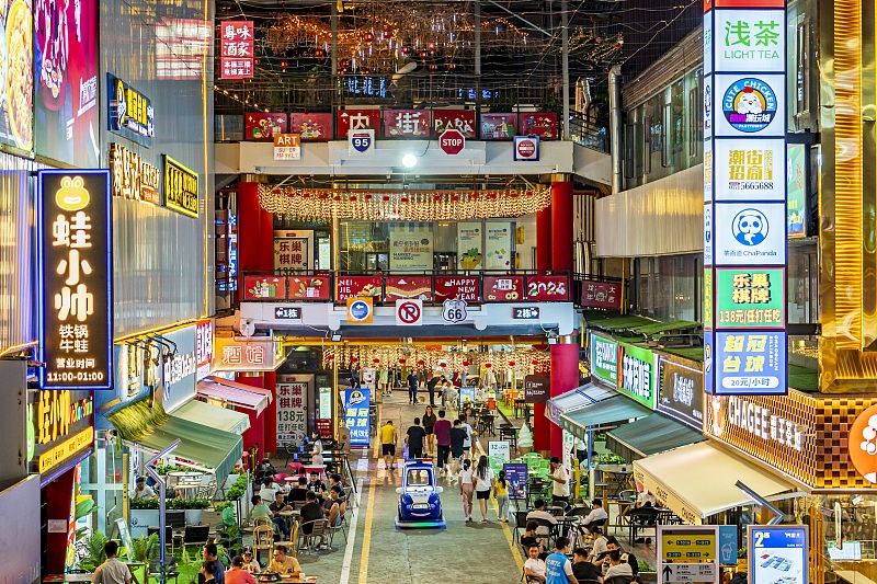 Το Inner Street Culture Creative Park ε?ναι γεμ?το δραστηρι?τητα κατ? τη δι?ρκεια τη? νυχτεριν?? αγορ?? στην περιοχ? Τσινγκσι? τη? π?λη? Νανν?νγκ, αυτ?νομη περιοχ? Γκουανγκσ? Τζου?νγκ. (Φωτογραφ?α / VCG)