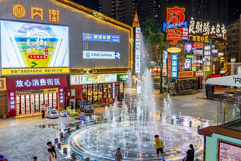 Η νυχτεριν? οικονομ?α αναπτ?σσεται στο Νανν?νγκ