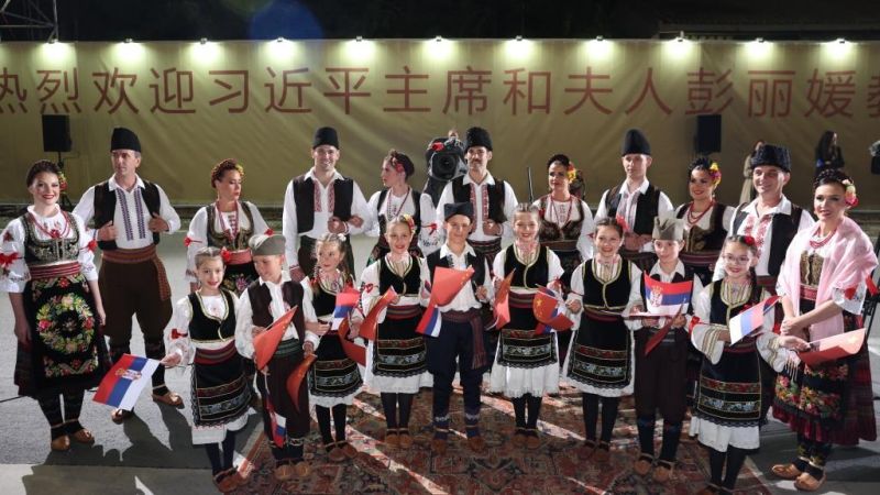 Ο Πρ?εδρο? τη? Σερβ?α? Βο?τσιτ? και η σ?ζυγ?? του υποδ?χθηκαν στο αεροδρ?μιο τον Πρ?εδρο Σι Τζινπ?νγκ