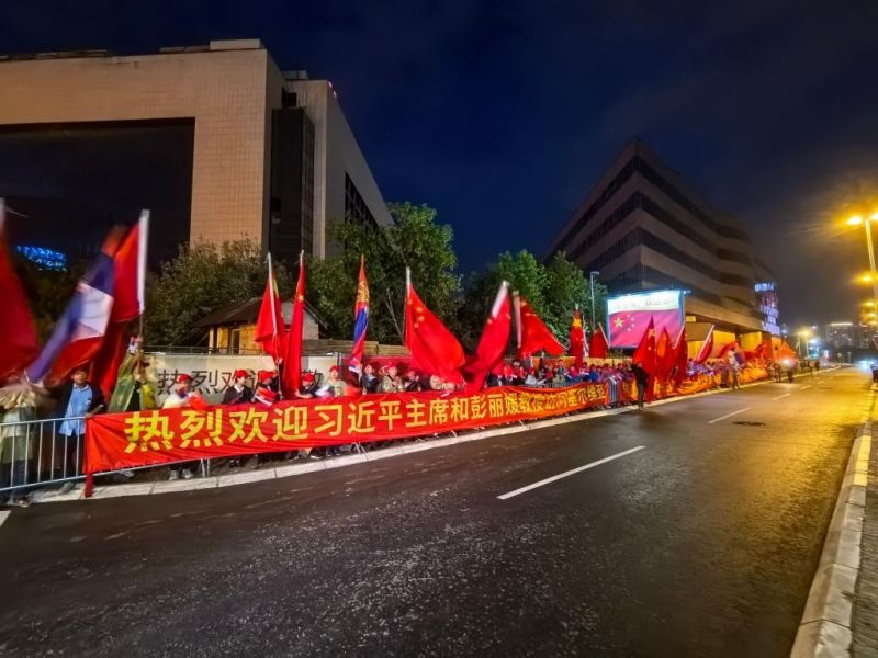 Ο Πρ?εδρο? τη? Σερβ?α? Βο?τσιτ? και η σ?ζυγ?? του υποδ?χθηκαν στο αεροδρ?μιο τον Πρ?εδρο Σι Τζινπ?νγκ