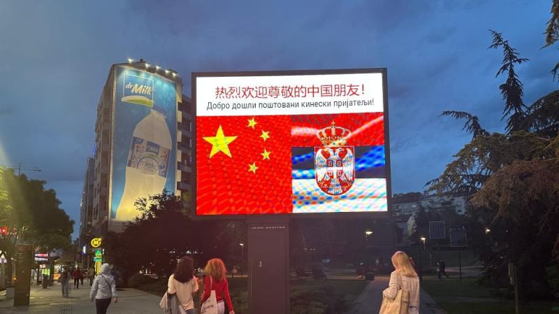 Ο Πρ?εδρο? τη? Σερβ?α? Βο?τσιτ? και η σ?ζυγ?? του υποδ?χθηκαν στο αεροδρ?μιο τον Πρ?εδρο Σι Τζινπ?νγκ