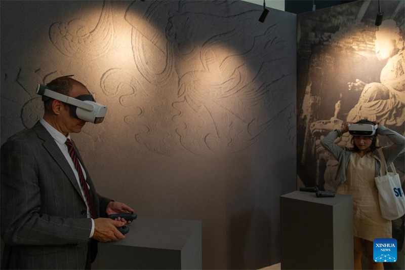 Κ?σμο? επισκ?πτεται την ?κθεση για τα κινεζικ? σπ?λαια στην Αθ?να