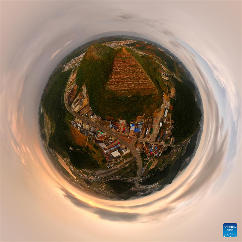 Λ?φοι σε σχ?μα πυραμ?δα? στην επαρχ?α Γκουε?τζ?ου