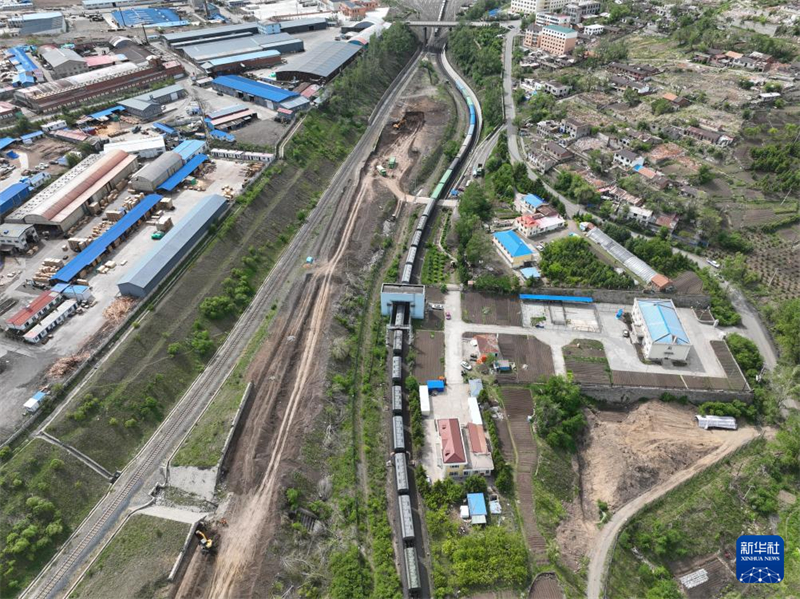 Ο τ?πο? του ?ργου ?που ανακατασκευ?ζεται τμ?μα του Σουε?φενχ? ?ω? τα εθνικ? σ?νορα του Σιδηροδρ?μου Μπινσου??. (Φωτογραφ?α / Xinhua)