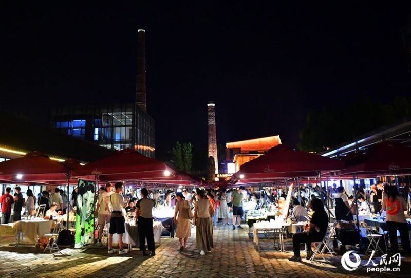 Το βρ?δυ τη? 26η? Μα?ου, η αγορ? πορσελ?νη? Ταοσιτσου?ν στην π?λη Τζινγκντετζ?ν τη? επαρχ?α? Τζιανγκσ? ε?ναι κατ?μεστη απ? κ?σμο.