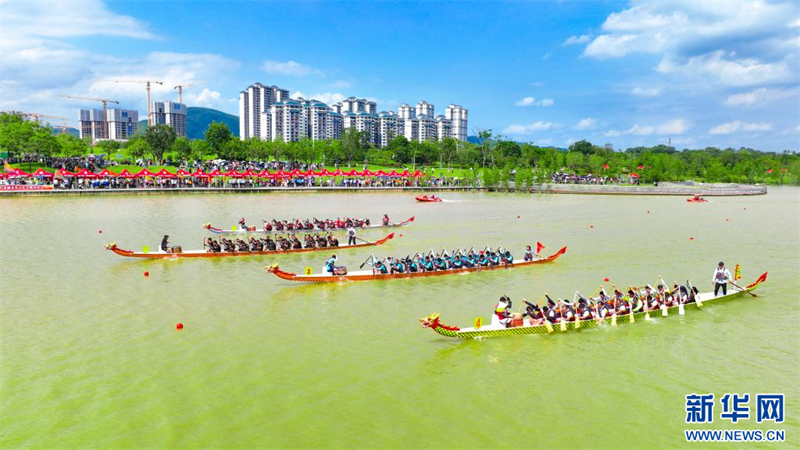 Οι διαγωνιζ?μενοι συνεργ?ζονται και αγων?ζονται σκληρ?. (Φωτογραφ?α / Xinhua)