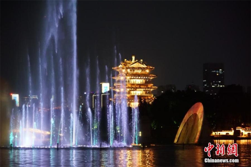 Παρ?σταση Φωτ?? στην ?Π?λη των Πηγ?ν?