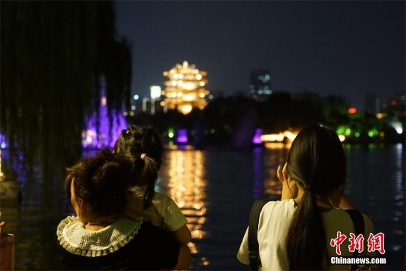 Παρ?σταση Φωτ?? στην ?Π?λη των Πηγ?ν?