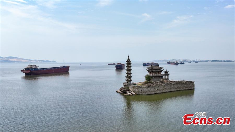 Η μεγαλ?τερη λ?μνη γλυκο? νερο? τη? Κ?να? βλ?πει το επ?πεδο του νερο? να αυξ?νεται