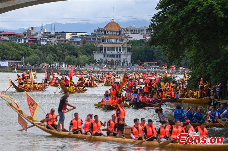 Β?ρκε? – δρ?κου πλ?ουν στον ποταμ? Σιαοσο?ι για να γιορτ?σουν το επερχ?μενο Φεστιβ?λ Ντουανγο? (Β?ρκα? – Δρ?κου) στη κομητε?α Νταοσι?ν κοντ? στην π?λη Γιονγκτζ?ου, στην επαρχ?α Χουν?ν τη? κεντρικ?? Κ?να?, στι? 2 Ιουν?ου 2024. (Φωτογραφ?α: China News Service/Yang Huafeng)