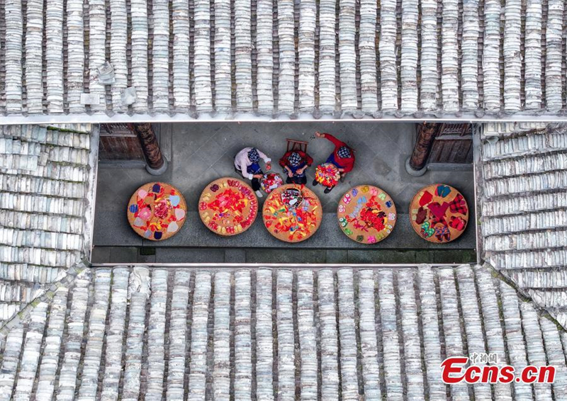 Ανταν?κλαση τη? εορταστικ?? παρ?δοση? τα πουγκι? Χουιτζ?ου