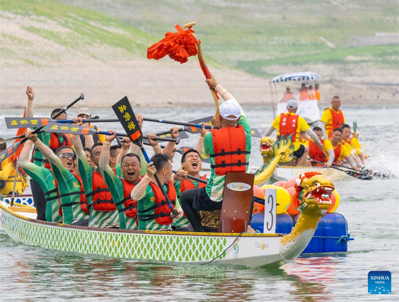 Αγ?νε? με β?ρκε? σε σχ?μα δρ?κου σε ?λη την Κ?να για το Φεστιβ?λ τη? Β?ρκα? του Δρ?κου