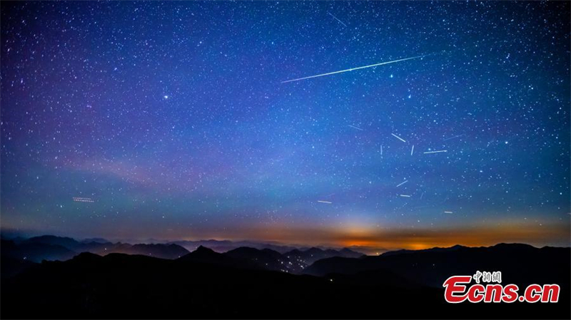 Αστ?ρια λ?μπουν στον ουραν? π?νω απ? το Εθνικ? Φυσικ? Καταφ?γιο Σενονγκζι? στην επαρχ?α Χουμπ?ι τη? κεντρικ?? Κ?να?. (Φωτογραφ?α / China News Service)