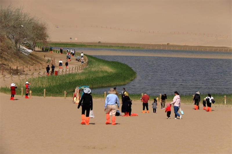 Αρμονικ? συν?παρξη νερο? και ?μμου στο Ντουνχου?νγκ