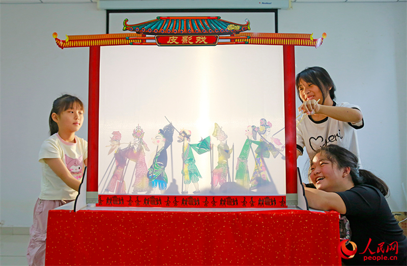 Το θ?ατρο σκι?ν μεταδ?δει το αρχα?ο α?σθημα τη? ?υλη? πολιτιστικ?? κληρονομι?? και εμπλουτ?ζει την ζω? των παιδι?ν