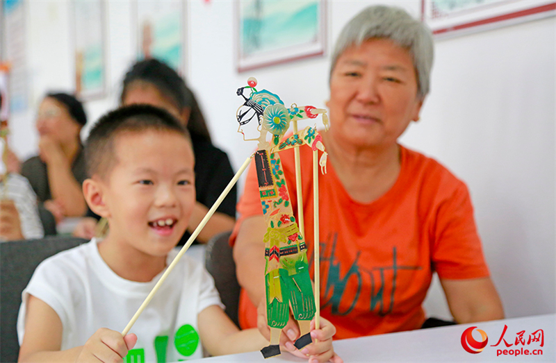 Το θ?ατρο σκι?ν μεταδ?δει το αρχα?ο α?σθημα τη? ?υλη? πολιτιστικ?? κληρονομι?? και εμπλουτ?ζει την ζω? των παιδι?ν