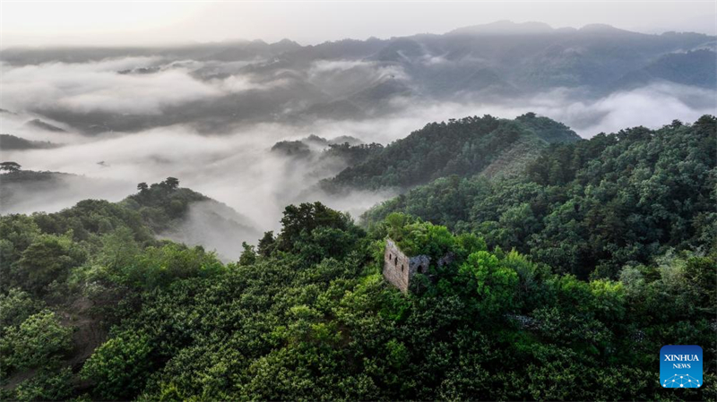 Σκηνικ? του Σινικο? Τε?χου? τυλιγμ?νο στα σ?ννεφα στην επαρχ?α Χεμπ??