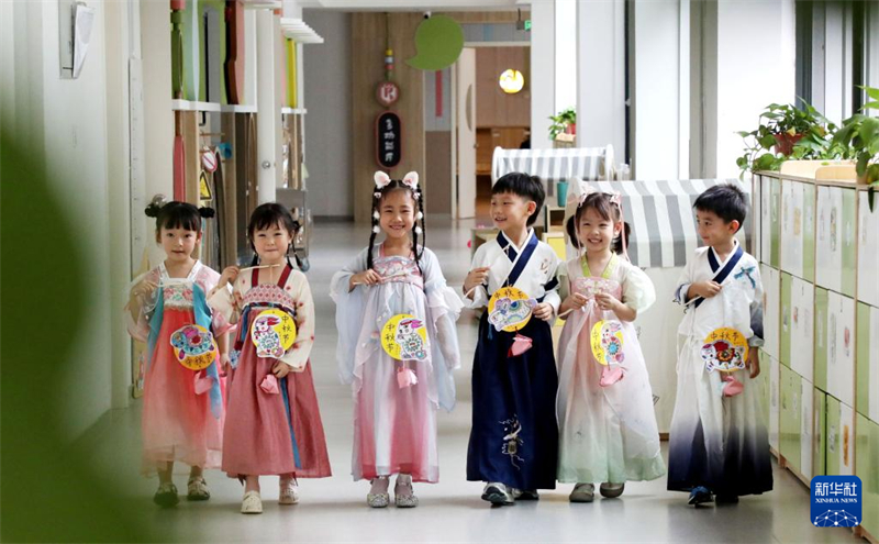 Πολ?χρωμα λα?κ? ?θιμα υποδ?χονται το Φεστιβ?λ του Μεσοφθινοπ?ρου