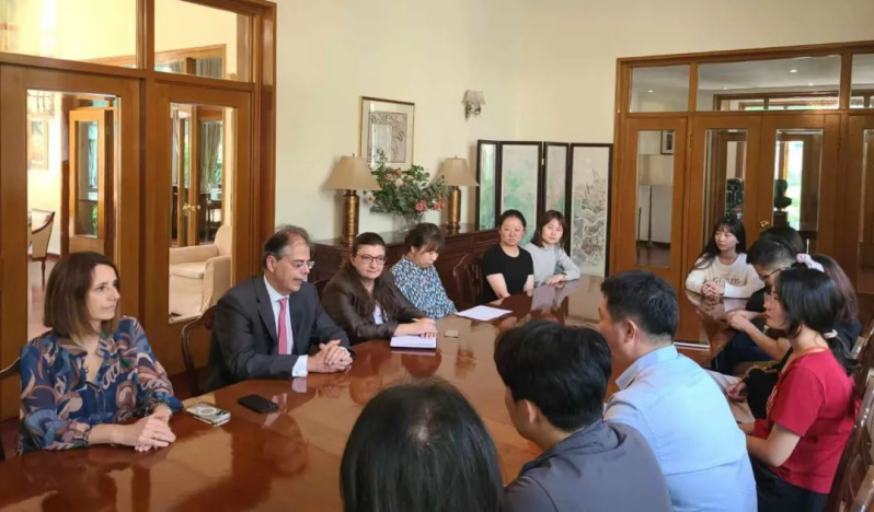 Οι ελληνικ?? προξενικ?? αρχ?? συζητ?νε με του? κιν?ζου? φοιτητ?? για την επικε?μενη επ?σκεψ? του? στην Ελλ?δα. Πηγ? φωτογραφ?α? Wechat account- 希臘Embassy新聞處