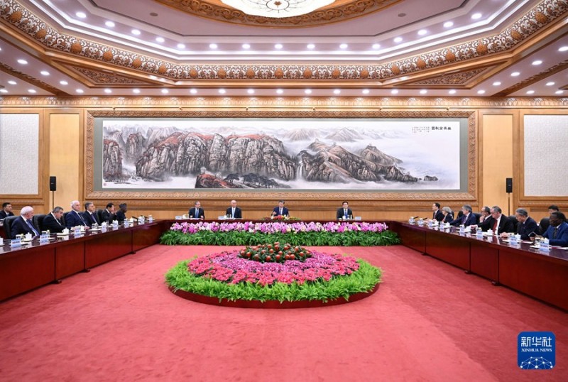 Ο Πρ?εδρο? Σι υποδ?χτηκε του? ξ?νου? προσκεκλημ?νου? στο φετιν? Διεθν?? Συν?δριο Φιλ?α?